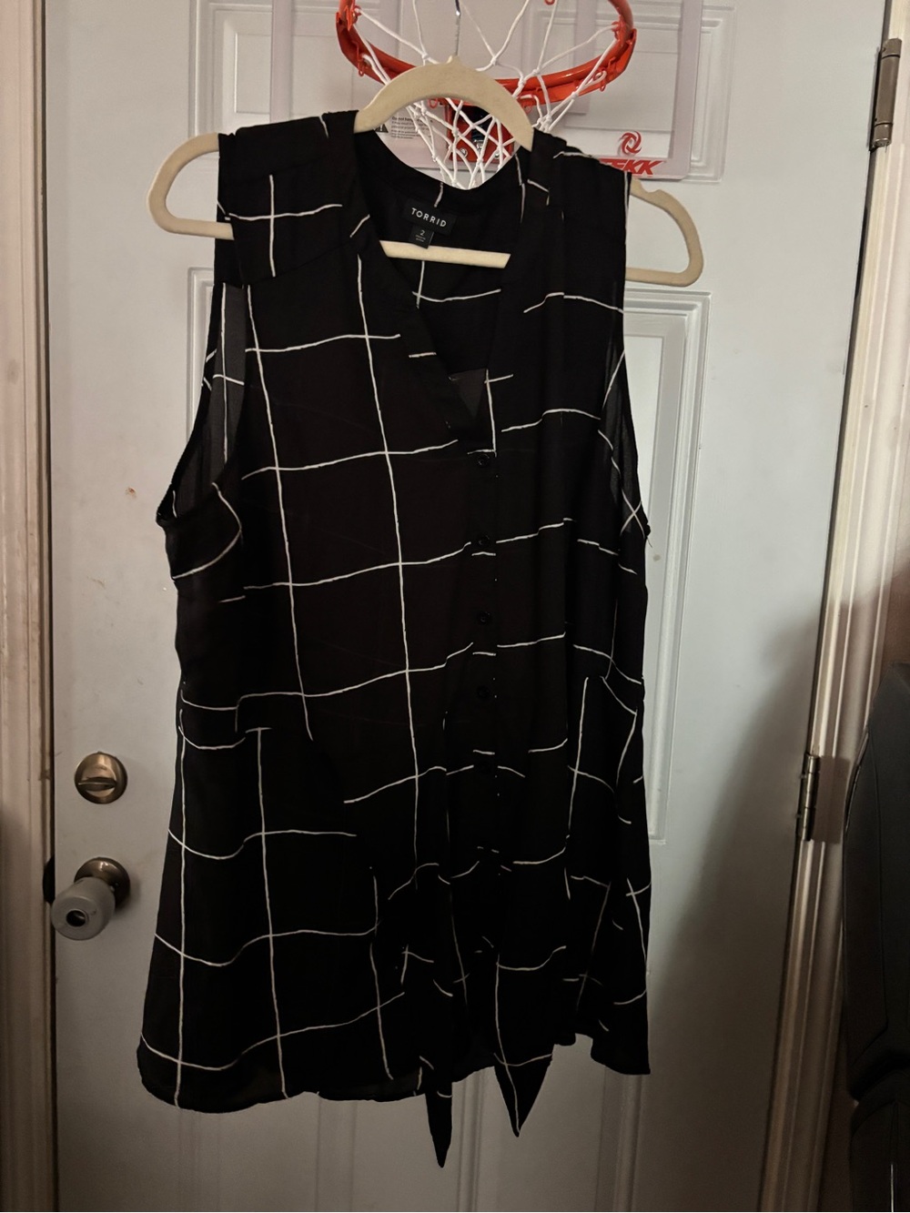 torrid Black Sleeveless Windowpane Button-Front blouse